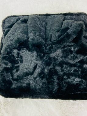 Sealy Plush Black Faux Fur comfy travel, battery operated foot massager